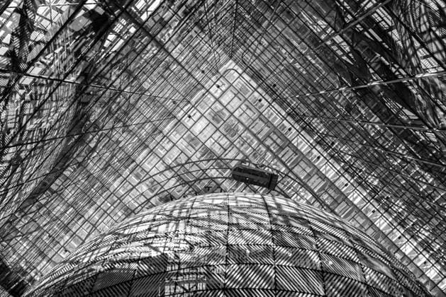 News Bilder des Tages June 18, 2026, Brussels, Belgium, European Union: Black and white image as sunlight shines through and reflects abstract shadows and flags are seen inside the Europa building at the European Council in Brussels. Brussels European Union - ZUMAo116 20260618_znp_o116_019 Copyright: xBiancaxOterox