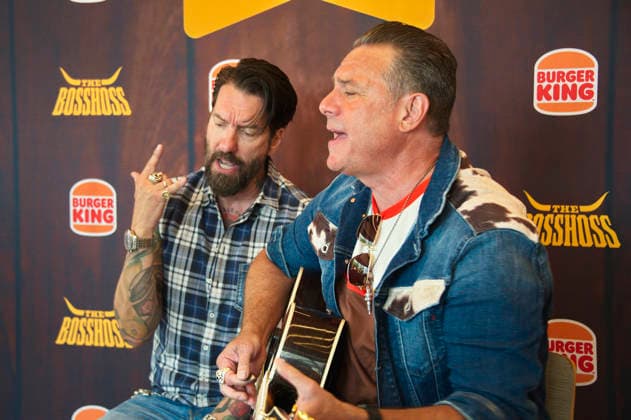 Alec Völkel und Sascha Vollmer beim Event The BossHoss - Das kleinste Konzert ihrer Bandgeschichte im Burger King in der Landsberger Allee. Berlin, 18.06.2026 *** Alec Völkel and Sascha Vollmer at the event The BossHoss Foto:xC.xBehringx xFuturexImagex bosshoss_6614