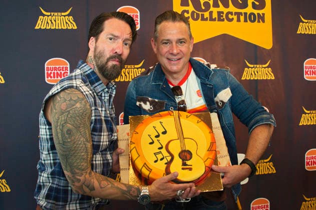 Alec Völkel und Sascha Vollmer beim Event The BossHoss - Das kleinste Konzert ihrer Bandgeschichte im Burger King in der Landsberger Allee. Berlin, 18.06.2026 *** Alec Völkel and Sascha Vollmer at the event The BossHoss Foto:xC.xBehringx xFuturexImagex bosshoss_6616