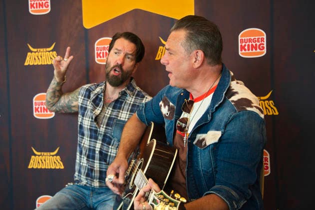 Alec Völkel und Sascha Vollmer beim Event The BossHoss - Das kleinste Konzert ihrer Bandgeschichte im Burger King in der Landsberger Allee. Berlin, 18.06.2026 *** Alec Völkel and Sascha Vollmer at the event The BossHoss Foto:xC.xBehringx xFuturexImagex bosshoss_6612
