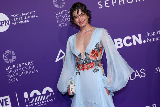 18.06.2026, Sarah Posch (Influencerin, Model und Content Creator) auf dem Purple Carpet bei den Verleihung des DUFTSTARS Award in den Rheinterrassen Düsseldorf. Der Deutscher Parfumpreis DUFTSTARS 2026 zählen zu den renommiertesten Beautyawards und Duft-Awards Deutschlands. Nordrhein-Westfalen Deutschland *** June 18, 2026, Sarah Posch, influencer, model, and content creator, on the Purple Carpet at the DUFTSTARS Awards ceremony at the Rheinterrassen in Düsseldorf. The German perfume award DUFTSTARS 2026 is one of the most prestigious beauty and fragrance awards in Germany, North Rhine-Westphalia, Germany,detected_source_language