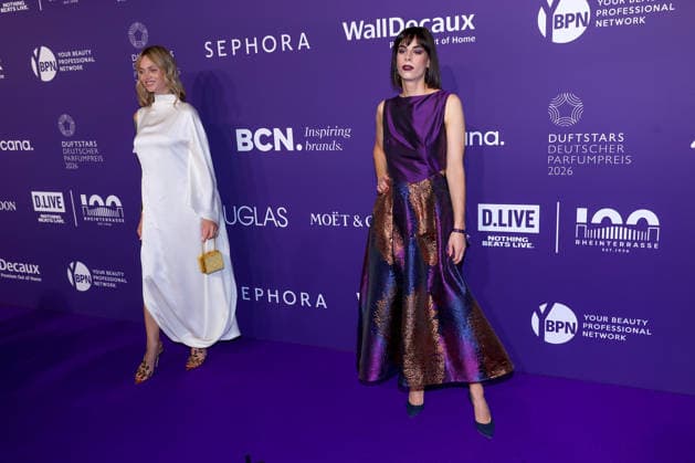 18.06.2026, Olga Löffler (Influencerin) neben Marlene Waldthaler (Leni™s Scents) (Influencer Parfüminfluencerin) auf dem Purple Carpet bei den Verleihung des DUFTSTARS Award in den Rheinterrassen Düsseldorf. Der Deutscher Parfumpreis DUFTSTARS 2026 zählen zu den renommiertesten Beautyawards und Duft-Awards Deutschlands. Nordrhein-Westfalen Deutschland *** June 18, 2026, Olga Löffler, influencer alongside Marlene Waldthaler Leni™s Scents influencer and perfume influencer on the Purple Carpet at the DUFTSTARS Award ceremony at the Rheinterrassen in Düsseldorf. The German perfume award DUFTSTARS 2026 is one of the most prestigious beauty and fragrance awards in Germany, North Rhine-Westphalia, Germany,detected_source_language