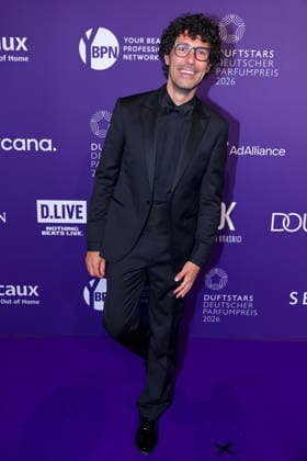 18.06.2026, Boris Entrup (Friseur, Visagist und Sachbuchautor) auf dem Purple Carpet bei den Verleihung des DUFTSTARS Award in den Rheinterrassen Düsseldorf. Der Deutscher Parfumpreis DUFTSTARS 2026 zählen zu den renommiertesten Beautyawards und Duft-Awards Deutschlands. Nordrhein-Westfalen Deutschland *** June 18, 2026, Boris Entrup, hairstylist, makeup artist, and non-fiction author, on the Purple Carpet at the DUFTSTARS Awards ceremony at the Rheinterrassen in Düsseldorf. The German Perfume Award DUFTSTARS 2026 is one of the most prestigious beauty and fragrance awards in Germany, North Rhine-Westphalia, Germany,detected_source_language