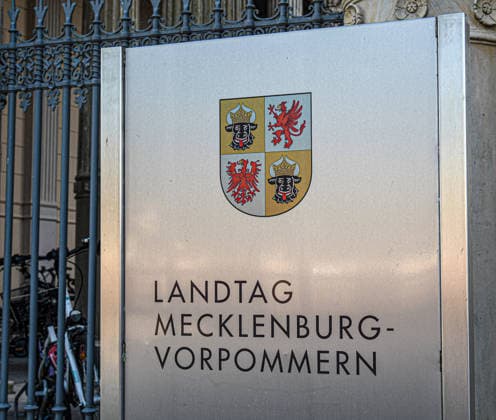 Landeswappen Mecklenburg-Vorpommern am Eingang des Schweriner Schlosses. Das Baudenkmal, ehemals Residenz der mecklenburgischen Herzoege, ist Sitz des Landtags von Mecklenburg-Vorpommern. Im September wird der Landtag neu gewaehlt. *** The coat of arms of Mecklenburg-Western Pomerania at the entrance to Schwerin Castle. This historic monument, formerly the residence of the Dukes of Mecklenburg, is the seat of the state parliament of Mecklenburg-Western Pomerania. New state parliament elections will be held in September.,detected_source_language
