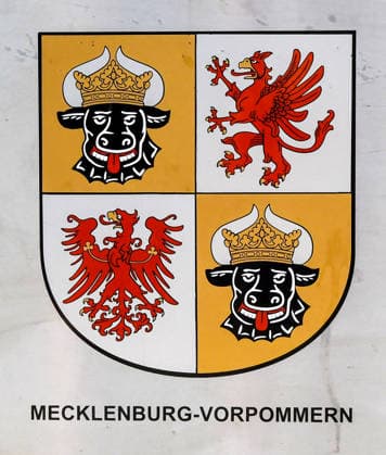 Landeswappen Mecklenburg-Vorpommern an der Staatskanzlei in Schwerin. Bei den Landtagswahlen im September entscheidet sich, wer hier kuenftig als Ministerpraesident oder Ministerpraesidentin residieren wird. *** The coat of arms of Mecklenburg-Western Pomerania at the State Chancellery in Schwerin. The state elections in September will determine who will serve as Minister-President here in the future.,detected_source_language