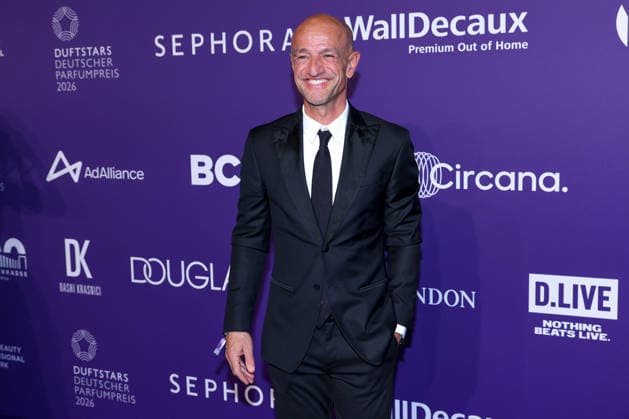 18.06.2026, Peyman Amin (Modelagent und Fernsehmoderator) auf dem Purple Carpet bei den Verleihung des DUFTSTARS Award in den Rheinterrassen Düsseldorf. Der Deutscher Parfumpreis DUFTSTARS 2026 zählen zu den renommiertesten Beautyawards und Duft-Awards Deutschlands. Nordrhein-Westfalen Deutschland *** June 18, 2026, Peyman Amin, modeling agent and TV host, on the Purple Carpet at the DUFTSTARS Awards ceremony at the Rheinterrassen in Düsseldorf. The German Perfume Award DUFTSTARS 2026 is one of the most prestigious beauty and fragrance awards in Germany, North Rhine-Westphalia, Germany,detected_source_language