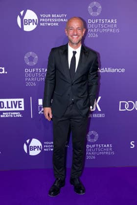 18.06.2026, Peyman Amin (Modelagent und Fernsehmoderator) auf dem Purple Carpet bei den Verleihung des DUFTSTARS Award in den Rheinterrassen Düsseldorf. Der Deutscher Parfumpreis DUFTSTARS 2026 zählen zu den renommiertesten Beautyawards und Duft-Awards Deutschlands. Nordrhein-Westfalen Deutschland *** June 18, 2026, Peyman Amin, modeling agent and TV host, on the Purple Carpet at the DUFTSTARS Awards ceremony at the Rheinterrassen in Düsseldorf. The German Perfume Award DUFTSTARS 2026 is one of the most prestigious beauty and fragrance awards in Germany, North Rhine-Westphalia, Germany,detected_source_language