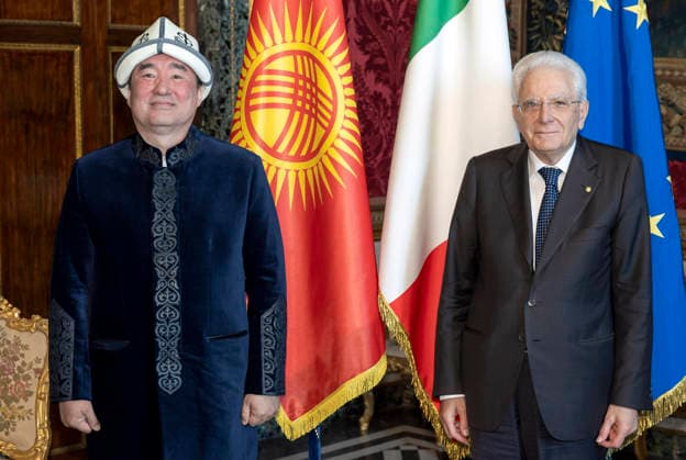 News Bilder des Tages June 18, 2026, Roma: Il Presidente Sergio Mattarella con S.E. il Signor Ermek Omuraliev, nuovo Ambasciatore della Repubblica del Kirghizistan, in occasione della presentazione delle Lettere credenziali, Roma, 18 giugno 2026. ANSA Paolo Giandotti - Ufficio per la Stampa e la Comunicazione della Presidenza della Repubblica +++ UFFICIO STAMPA +++ FOTO NON IN VENDITA - DA USARE SOLO PER FINI GIORNALISTICI +++ NPK +++ ----- An handout picture provided by Quirinale press office shows the italian president Sergio Mattarella with His Excellency Ermek Omuraliev, the new Ambassador of the Kyrgyz Republic at the presentation of his Letters of Credence, Rome, June 18, 2026 ANSA Paolo Giandotti - Office for Press and Communications of the Presi  - ZUMAa110 20260618_zaf_a110_047 Copyright: xPaoloxGiandottix-xUfficioxStampax