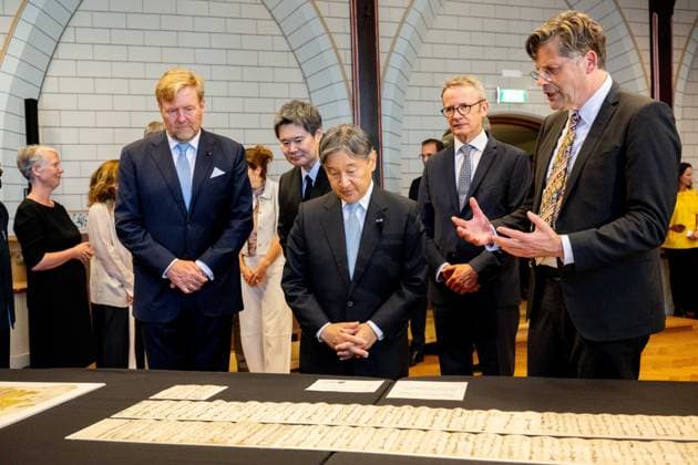Leiden, The Netherlands, 2026-06-18 15:42:18 LEIDEN, 18-06-2026, Leiden University At the invitation of King Willem-Alexander and Queen Maxima, Emperor Naruhito of Japan is paying a state visit to the Netherlands. Emperor Naruhito is accompanied by Her Majesty Empress Masako. The state visit is a confirmation of the close and historic relationship between Japan and the Netherlands. The countries share 426 years of bilateral relations. PHOTO: NLBeeld Patrick van Emst In the photo: Emperor Naruhito and King Willem-Alexander visit Leiden University. In the Academy Building, they visit a temporary exhibition of objects from various Leiden Japan collections, the Sweat Room where graduates sign their names, and the Senate Chamber. Credit: NL  Copyright: xx x