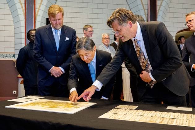Leiden, The Netherlands, 2026-06-18 15:42:55 LEIDEN, 18-06-2026, Leiden University At the invitation of King Willem-Alexander and Queen Maxima, Emperor Naruhito of Japan is paying a state visit to the Netherlands. Emperor Naruhito is accompanied by Her Majesty Empress Masako. The state visit is a confirmation of the close and historic relationship between Japan and the Netherlands. The countries share 426 years of bilateral relations. PHOTO: NLBeeld Patrick van Emst In the photo: Emperor Naruhito and King Willem-Alexander visit Leiden University. In the Academy Building, they visit a temporary exhibition of objects from various Leiden Japan collections, the Sweat Room where graduates sign their names, and the Senate Chamber. Credit: NL  Copyright: xx x
