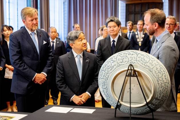 Leiden, The Netherlands, 2026-06-18 15:49:22 LEIDEN, 18-06-2026, Leiden University At the invitation of King Willem-Alexander and Queen Maxima, Emperor Naruhito of Japan is paying a state visit to the Netherlands. Emperor Naruhito is accompanied by Her Majesty Empress Masako. The state visit is a confirmation of the close and historic relationship between Japan and the Netherlands. The countries share 426 years of bilateral relations. PHOTO: NLBeeld Patrick van Emst In the photo: Emperor Naruhito and King Willem-Alexander visit Leiden University. In the Academy Building, they visit a temporary exhibition of objects from various Leiden Japan collections, the Sweat Room where graduates sign their names, and the Senate Chamber. Credit: NL  Copyright: xx x