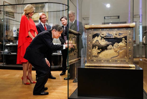 18-06-2026 Amsterdam Queen Maxima and Emperor Naruhito of Japan with a 17th-century Japanese lacquer chest (17de-eeuwse Japanse lakkist) while visiting the Rijksmuseum in Amsterdam on the 2nd day of the 3 day statevisit to the Netherlands. Â  Copyright: xPPEx
