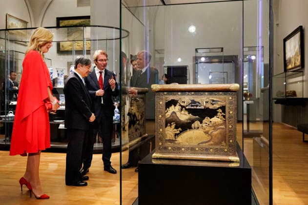 18-06-2026 Amsterdam Queen Maxima and Emperor Naruhito of Japan with a 17th-century Japanese lacquer chest (17de-eeuwse Japanse lakkist) while visiting the Rijksmuseum in Amsterdam on the 2nd day of the 3 day statevisit to the Netherlands. Â  Copyright: xPPEx