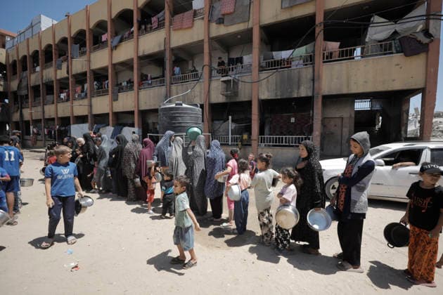 Jabalia Gaza Strip Displacement Crisis Displaced Palestinians queue to receive food aid at the Al-Faluja School shelter in Jabalia, in the northern Gaza Strip, on June 18, 2026. Thousands of displaced families in northern Gaza rely on humanitarian assistance as shortages of food, water and basic supplies persist amid the continuing conflict and humanitarian crisis. Gaza Gaza Strip Palestinian Territories Copyright: xAhmedxAlxArinix