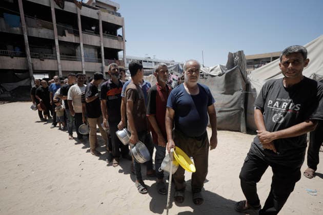 Jabalia Gaza Strip Displacement Crisis Displaced Palestinians queue to receive food aid at the Al-Faluja School shelter in Jabalia, in the northern Gaza Strip, on June 18, 2026. Thousands of displaced families in northern Gaza rely on humanitarian assistance as shortages of food, water and basic supplies persist amid the continuing conflict and humanitarian crisis. Gaza Gaza Strip Palestinian Territories Copyright: xAhmedxAlxArinix