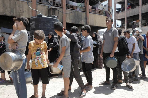 Jabalia Gaza Strip Displacement Crisis Displaced Palestinians queue to receive food aid at the Al-Faluja School shelter in Jabalia, in the northern Gaza Strip, on June 18, 2026. Thousands of displaced families in northern Gaza rely on humanitarian assistance as shortages of food, water and basic supplies persist amid the continuing conflict and humanitarian crisis. Gaza Gaza Strip Palestinian Territories Copyright: xAhmedxAlxArinix