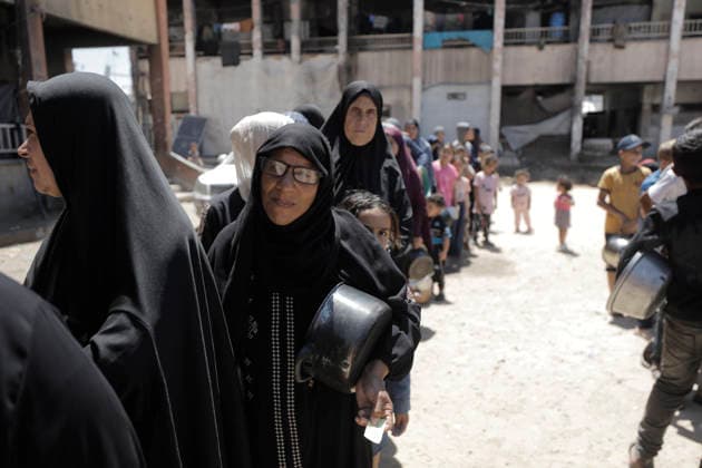 Jabalia Gaza Strip Displacement Crisis Displaced Palestinians queue to receive food aid at the Al-Faluja School shelter in Jabalia, in the northern Gaza Strip, on June 18, 2026. Thousands of displaced families in northern Gaza rely on humanitarian assistance as shortages of food, water and basic supplies persist amid the continuing conflict and humanitarian crisis. Gaza Gaza Strip Palestinian Territories Copyright: xAhmedxAlxArinix
