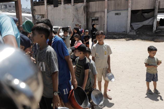 Jabalia Gaza Strip Displacement Crisis Displaced Palestinians queue to receive food aid at the Al-Faluja School shelter in Jabalia, in the northern Gaza Strip, on June 18, 2026. Thousands of displaced families in northern Gaza rely on humanitarian assistance as shortages of food, water and basic supplies persist amid the continuing conflict and humanitarian crisis. Gaza Gaza Strip Palestinian Territories Copyright: xAhmedxAlxArinix