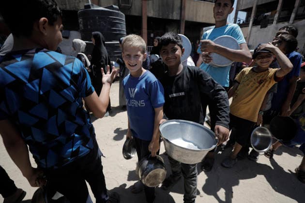 Jabalia Gaza Strip Displacement Crisis Displaced Palestinians queue to receive food aid at the Al-Faluja School shelter in Jabalia, in the northern Gaza Strip, on June 18, 2026. Thousands of displaced families in northern Gaza rely on humanitarian assistance as shortages of food, water and basic supplies persist amid the continuing conflict and humanitarian crisis. Gaza Gaza Strip Palestinian Territories Copyright: xAhmedxAlxArinix