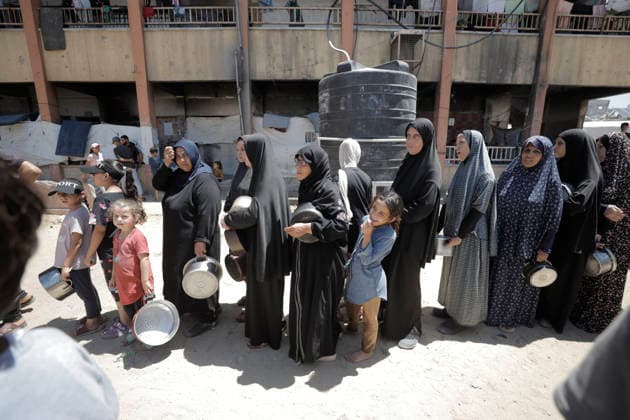 Jabalia Gaza Strip Displacement Crisis Displaced Palestinians queue to receive food aid at the Al-Faluja School shelter in Jabalia, in the northern Gaza Strip, on June 18, 2026. Thousands of displaced families in northern Gaza rely on humanitarian assistance as shortages of food, water and basic supplies persist amid the continuing conflict and humanitarian crisis. Gaza Gaza Strip Palestinian Territories Copyright: xAhmedxAlxArinix