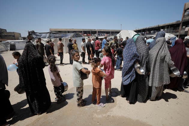 Jabalia Gaza Strip Displacement Crisis Displaced Palestinians queue to receive food aid at the Al-Faluja School shelter in Jabalia, in the northern Gaza Strip, on June 18, 2026. Thousands of displaced families in northern Gaza rely on humanitarian assistance as shortages of food, water and basic supplies persist amid the continuing conflict and humanitarian crisis. Gaza Gaza Strip Palestinian Territories Copyright: xAhmedxAlxArinix
