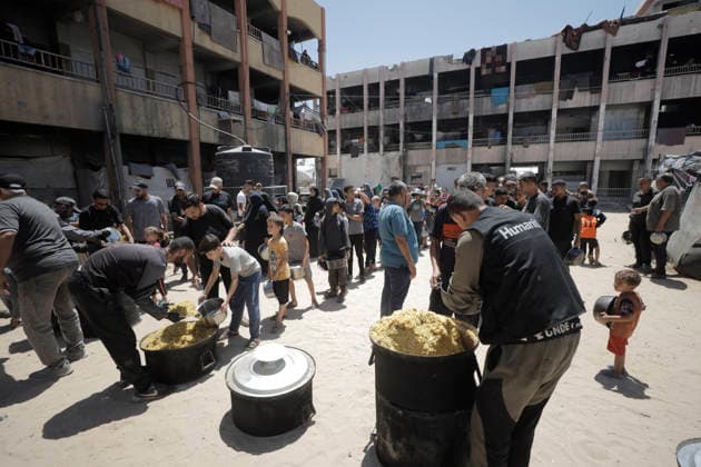 Jabalia Gaza Strip Displacement Crisis Volunteers distribute food aid to displaced Palestinians at the Al-Faluja School shelter in Jabalia, in the northern Gaza Strip, on June 18, 2026. Thousands of displaced families in northern Gaza rely on humanitarian assistance as shortages of food, water and basic supplies persist amid the continuing conflict and humanitarian crisis. Gaza Gaza Strip Palestinian Territories Copyright: xAhmedxAlxArinix