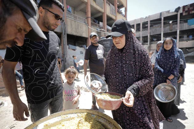 Jabalia Gaza Strip Displacement Crisis Displaced Palestinians receive food aid at the Al-Faluja School shelter in Jabalia, in the northern Gaza Strip, on June 18, 2026. Thousands of displaced families in northern Gaza rely on humanitarian assistance as shortages of food, water and basic supplies persist amid the continuing conflict and humanitarian crisis. Gaza Gaza Strip Palestinian Territories Copyright: xAhmedxAlxArinix