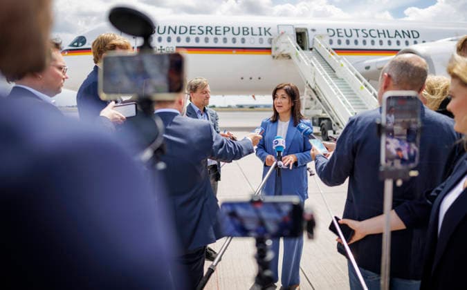 Berlin, Katherina Reiche reist in die Türkei #2 Katherina Reiche (CDU), Bundesministerin fuer Wirtschaft und Energie, aufgenommen im Rahmen ihrer Reise in die Tuerkei. Hier am Flughafen Berlin. Fotografiert im Auftrag des BMWE Berlin Deutschland *** Katherina Reiche (CDU), Federal Minister for Economic Affairs and Energy, photographed during her trip to Turkey. Here at Berlin Airport. Photographed on behalf of the BMWE, Berlin, Germany,detected_source_language Copyright: xThomasxKoehlerx