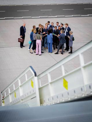 Berlin, Katherina Reiche reist in die Türkei #2 Katherina Reiche (CDU), Bundesministerin fuer Wirtschaft und Energie, aufgenommen im Rahmen ihrer Reise in die Tuerkei. Hier am Flughafen Berlin. Fotografiert im Auftrag des BMWE Berlin Deutschland *** Katherina Reiche (CDU), Federal Minister for Economic Affairs and Energy, photographed during her trip to Turkey. Here at Berlin Airport. Photographed on behalf of the BMWE, Berlin, Germany,detected_source_language Copyright: xThomasxKoehlerx
