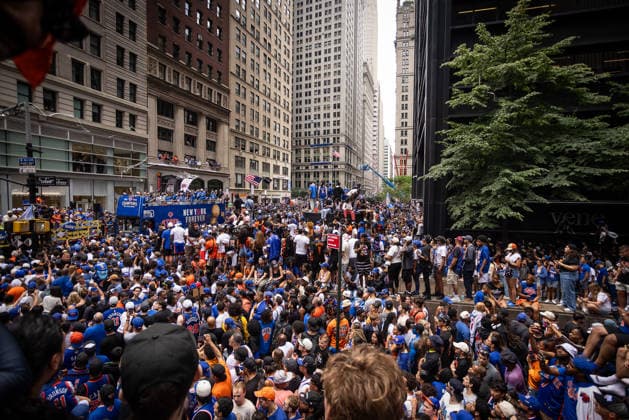 June 18, 2026, New Brunswick, New Jersey, USA: A sea of jubilant New York Knicks fans floods downtown Manhattan, erupting in celebration after the team clinches the 2026 championship, turning the streets into a blue-and-orange celebration of long-awaited victory. New Brunswick USA - ZUMAb288 20260618_zsp_b288_026 Copyright: xNoahxBurtonx