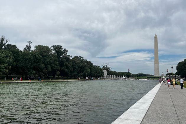 People walk in front the pond in front of the Abraham Lincoln Memorial that had become filled with algae and turned the water green, in Washington, USA, 18 June 2026. Algae return to Washington s reflecting pool after Trump s renovation !ACHTUNG: NUR REDAKTIONELLE NUTZUNG!  Copyright: xLeonorxTrinidadx USA1772 20260618-55020640219_1