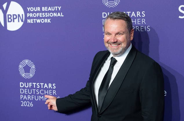 Udo HEUSER, Fragrance Foundation Germany, Portraet, Porträt, Portrait, Angeschnittenes Einzelbild, Einzelmotiv, Roter Teppich, Red Carpet Show, Purple Carpet, Ankunft, arrival, bei den DUFTSTARS 2026 - Deutscher Parfumpreis Verleihung des deutschen Parfumpreises DUFTSTARS durch die Fragrance Foundation am 18.06.2026, Rheinterrassen, Duesseldorf. *** Udo HEUSER, Fragrance Foundation Germany, Portrait, Single-frame image, Single motif, Red Carpet, Red Carpet Show, Purple Carpet, Arrival, at the DUFTSTARS 2026 German Perfume Awards Ceremony for the German Perfume Award DUFTSTARS hosted by the Fragrance Foundation on June 18, 2026, Rheinterrassen, Düsseldorf,detected_source_language