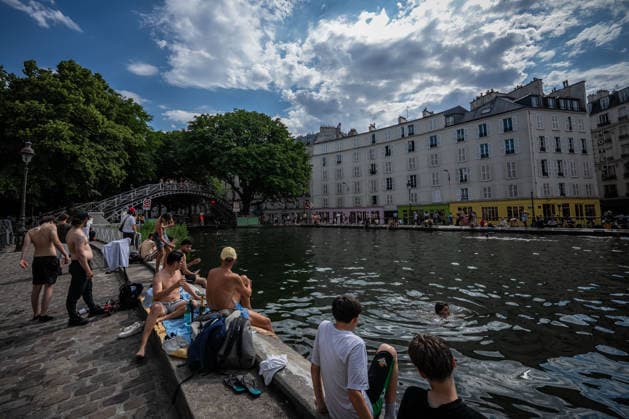 (260618) -- PARIS, June 18, 2026 -- People cool off near the Saint-Martin Canal during hot weather in Paris, France, June 18, 2026. (Photo by Xinhua) FRANCE-PARIS-HEATWAVE AurelienxMorissard 