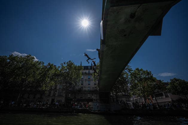 (260618) -- PARIS, June 18, 2026 -- People jump into the Saint-Martin Canal to cool off during hot weather in Paris, France, June 18, 2026. (Photo by Xinhua) FRANCE-PARIS-HEATWAVE AurelienxMorissard 