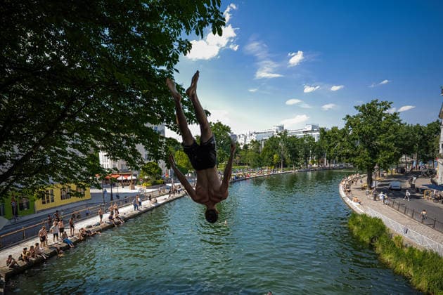 (260618) -- PARIS, June 18, 2026 -- A man jumps into the Saint-Martin Canal to cool off during hot weather in Paris, France, June 18, 2026. (Photo by Xinhua) FRANCE-PARIS-HEATWAVE AurelienxMorissard 