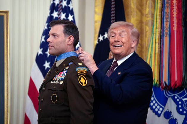 Donald Trump awards the Medal of Honor - Washington President Donald Trump award the Medal of Honor to U.S. Army Major Nicholas Dockery during a ceremony in the East Room at the White House in Washington on June 18, 2026. Photo by Yuri Gripas ABACAPRESS.COM Washington DC United States  Copyright: xGripasxYuri ABACAx