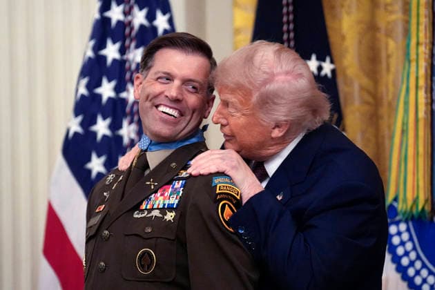 Donald Trump awards the Medal of Honor - Washington President Donald Trump award the Medal of Honor to U.S. Army Major Nicholas Dockery during a ceremony in the East Room at the White House in Washington on June 18, 2026. Photo by Yuri Gripas ABACAPRESS.COM Washington DC United States  Copyright: xGripasxYuri ABACAx