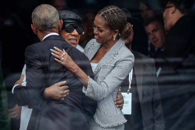 June 18, 2026, Chicago, Il, USA: Former President Barack Obama and first lady Michelle Obama embrace Stevie Wonder after his performance at the Obama Presidential Center dedication ceremony, Thursday, June 18, 2026, in Chicago. Chicago USA  - ZUMAm67_ 20260618_zaf_m67_027 Copyright: xE.xJasonxWambsgansx