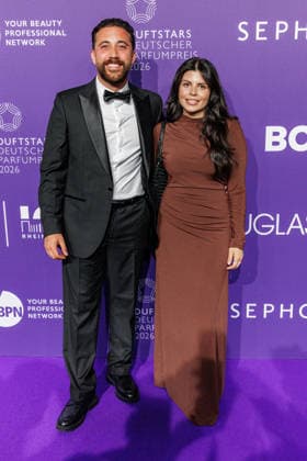 18.06.2026. Düsseldorf. Can Mehmet Gürsoy und Neslihan am Purple Carpet bei der Verleihung des Deutschen Parfumpreises DUFTSTARS 2026 in der Düsseldorfer Rheinterrasse. Die DUFTSTARS zählen zu den renommiertesten Beauty- und Duft-Awards Deutschlands und bringen jedes Jahr Persönlichkeiten aus Beauty, Fashion, Medien und Entertainment zusammen. Düsseldorf Rheinterrasse Nordrhein-Westfalen Deutschland *** June 18, 2026, Düsseldorf