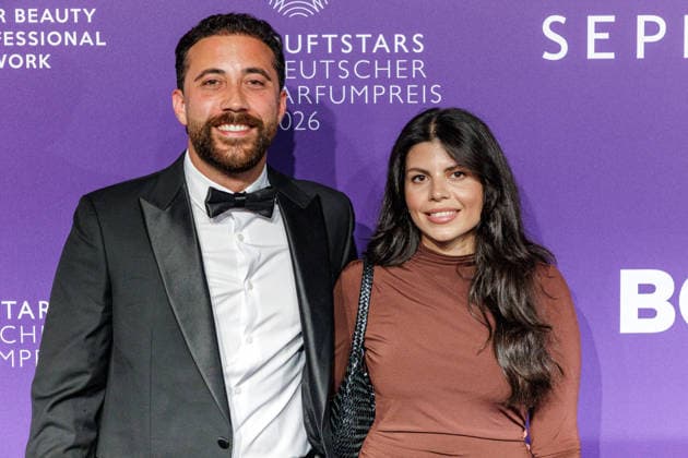 18.06.2026. Düsseldorf. Can Mehmet Gürsoy und Neslihan am Purple Carpet bei der Verleihung des Deutschen Parfumpreises DUFTSTARS 2026 in der Düsseldorfer Rheinterrasse. Die DUFTSTARS zählen zu den renommiertesten Beauty- und Duft-Awards Deutschlands und bringen jedes Jahr Persönlichkeiten aus Beauty, Fashion, Medien und Entertainment zusammen. Düsseldorf Rheinterrasse Nordrhein-Westfalen Deutschland *** June 18, 2026, Düsseldorf