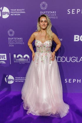 18.06.2026. Düsseldorf. Sarah Mangione am Purple Carpet bei der Verleihung des Deutschen Parfumpreises DUFTSTARS 2026 in der Düsseldorfer Rheinterrasse. Die DUFTSTARS zählen zu den renommiertesten Beauty- und Duft-Awards Deutschlands und bringen jedes Jahr Persönlichkeiten aus Beauty, Fashion, Medien und Entertainment zusammen. Düsseldorf Rheinterrasse Nordrhein-Westfalen Deutschland *** June 18, 2026, Düsseldorf