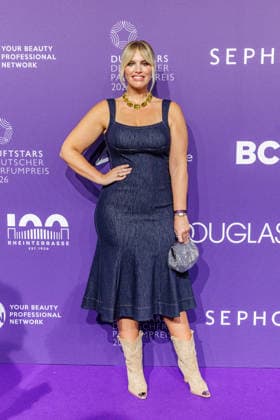 18.06.2026. Düsseldorf. Angelina Kirsch am Purple Carpet bei der Verleihung des Deutschen Parfumpreises DUFTSTARS 2026 in der Düsseldorfer Rheinterrasse. Die DUFTSTARS zählen zu den renommiertesten Beauty- und Duft-Awards Deutschlands und bringen jedes Jahr Persönlichkeiten aus Beauty, Fashion, Medien und Entertainment zusammen. Düsseldorf Rheinterrasse Nordrhein-Westfalen Deutschland *** June 18, 2026, Düsseldorf