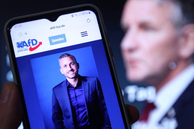 Auf einem Laptop wurde die Website vom Landesverband der Partei Alternative für Deutschland (AfD) Sachsen-Anhalt mit einem Bild von ULRICH SIEGMUND, dem Spitzenkandidaten für die Landtagswahl, aufgerufen. Dahinter wurde der X-Account von Björn Höcke, Thüringer AfD-Chef, aufgerufen. Höcke ist im Wahlkampf der AfD Sachsen-Anhalt offenbar nicht erwünscht. Das erfuhr MDR INVESTIGATIV aus dem Umfeld der AfD-Landesspitze, wie der Sender am Donnerstagabend mitteilte. Symbolbild Symbolfoto. Niendorf Hamburg *** On a laptop, the website of the Saxony-Anhalt state chapter of the Alternative for Germany (AfD) party was opened, displaying a photo of ULRICH SIEGMUND, the party’s top candidate for the state election. Behind it was the X account of Björ