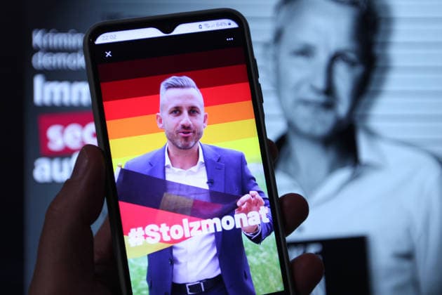 Auf einem Laptop wurde die Website vom Landesverband der Partei Alternative für Deutschland (AfD) Sachsen-Anhalt mit einem Bild von ULRICH SIEGMUND, dem Spitzenkandidaten für die Landtagswahl, aufgerufen. Dahinter wurde der X-Account von Björn Höcke, Thüringer AfD-Chef, aufgerufen. Höcke ist im Wahlkampf der AfD Sachsen-Anhalt offenbar nicht erwünscht. Das erfuhr MDR INVESTIGATIV aus dem Umfeld der AfD-Landesspitze, wie der Sender am Donnerstagabend mitteilte. Symbolbild Symbolfoto. Niendorf Hamburg *** On a laptop, the website of the Saxony-Anhalt state chapter of the Alternative for Germany (AfD) party was opened, displaying a photo of ULRICH SIEGMUND, the party’s top candidate for the state election. Behind it was the X account of Björ