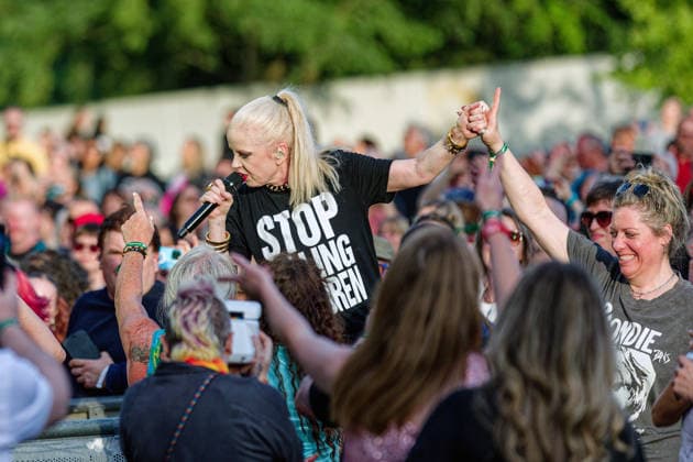 June 18, 2026, Northwich, United Kingdom: SHIRLEY MANSON - lead vocals, of Alt Rock Band Garbage joins the crowd at Delamere Forest, Cheshire UK as part of the annual Forest Live summer concert series, Northwich United Kingdom  - ZUMAp211 20260618_aap_p211_020 Copyright: xAndyxVonxPipx