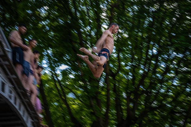 (260619) -- BEIJING, June 19, 2026 -- A man jumps into the Saint-Martin Canal to cool off during hot weather in Paris, France, June 18, 2026. (Photo by Xinhua) XINHUA PHOTOS OF THE DAY AurelienxMorissard 