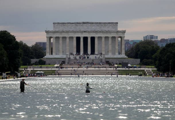June 18, 2026, Washington, District Of Columbia, USA: National Park Service employees remove green algae from the bottom of the Lincoln Memorial Reflecting Pool in Washington, DC, USA, on June 18, 2026. The NPS is working to control and remove the algae bloom that has turned the pool green following the Trump Administration s recent 4 million repair, resealing, and painting project. Washington USA  - ZUMAs337 20260618_znp_s337_013 Copyright: xGentxShkullakux