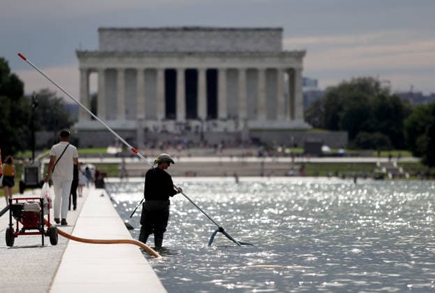 June 18, 2026, Washington, District Of Columbia, USA: National Park Service employees remove green algae from the bottom of the Lincoln Memorial Reflecting Pool in Washington, DC, USA, on June 18, 2026. The NPS is working to control and remove the algae bloom that has turned the pool green following the Trump Administration s recent 4 million repair, resealing, and painting project. Washington USA - ZUMAs337 20260618_znp_s337_012 Copyright: xGentxShkullakux