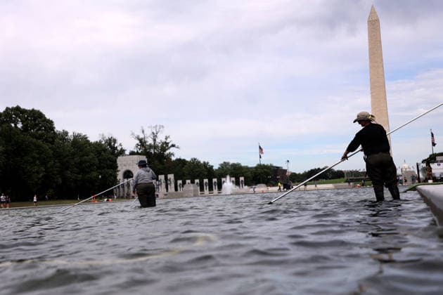 June 18, 2026, Washington, District Of Columbia, USA: National Park Service employees remove green algae from the bottom of the Lincoln Memorial Reflecting Pool in Washington, DC, USA, on June 18, 2026. The NPS is working to control and remove the algae bloom that has turned the pool green following the Trump Administration s recent 4 million repair, resealing, and painting project. Washington USA - ZUMAs337 20260618_znp_s337_019 Copyright: xGentxShkullakux