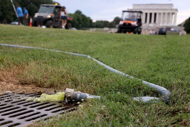 June 18, 2026, Washington, District Of Columbia, USA: Green water is pumped out of the Lincoln Memorial Reflecting Pool as workers clean algae from the water in Washington, DC, USA, on June 18, 2026. The NPS is working to control and remove the algae bloom that has turned the pool green following the Trump Administration s recent 4 million repair, resealing, and painting project. Washington USA  - ZUMAs337 20260618_znp_s337_026 Copyright: xGentxShkullakux